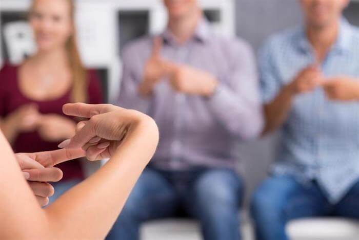 دستان زنی در حال آموزش زبان اشاره