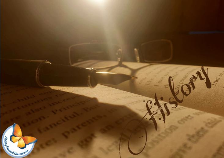 کتاب، عینک و خودنویس. روی صفحه کتاب نوشته شده "تاریخ"