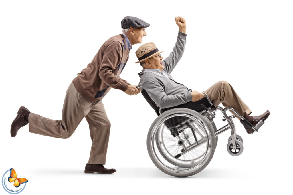 پیرمردی صندلی چرخدار مرد مسن دیگری را بصورت تک چرخ هل می دهد و هر دو خیلی خوشحال هستند